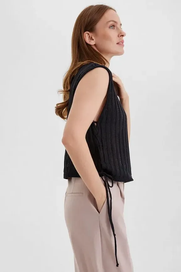 Майка женская вязаная со шнуровкой Ч Арт. 10129 Майка женская вязаная со шнуровкой Ч Арт. 10129