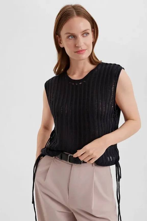 Майка женская вязаная со шнуровкой Ч Арт. 10129 Майка женская вязаная со шнуровкой Ч Арт. 10129