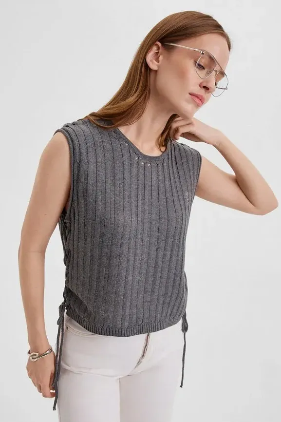 Майка женская вязаная со шнуровкой С Арт. 10127 Майка женская вязаная со шнуровкой С Арт. 10127